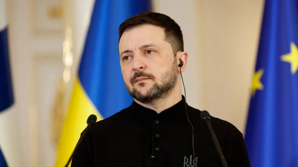 Zelenski demite governador por cerimônia militar em dia de ataque